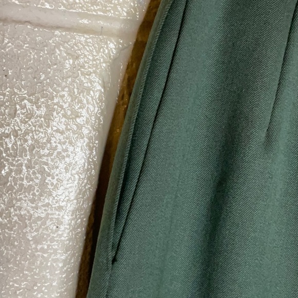 A lightly worn Harve’ Bernard women’s two piece suit . Very well made in a Sz.6. - Picture 14 of 16